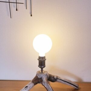 Lampe tripattes en bois flotté