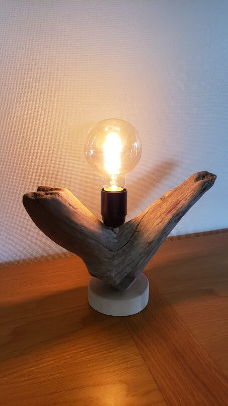 Lampe en bois flotté forme V