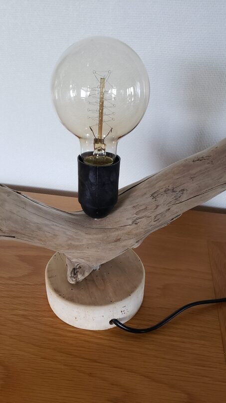 Lampe en bois flotté forme V